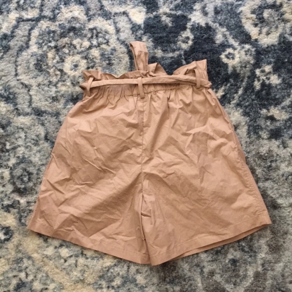 DONATING SOON Uniqlo Khaki Paper Bag Shorts - Picture 3 of 3